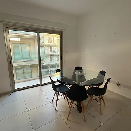 Central 2 Bedroom Apartment Near Finikoudes Beach Apartamento Larnaca