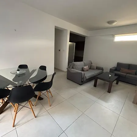 Apartment 2 Bedroom Apartment Near Finikoudes Beach *