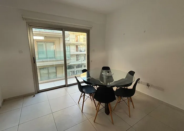 Large 2bd Near The Lägenhet Larnaca