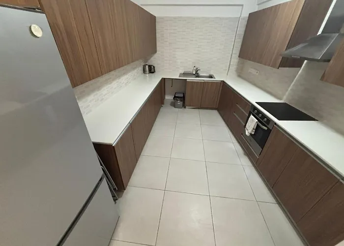 Large 2bd Near The Larnaca