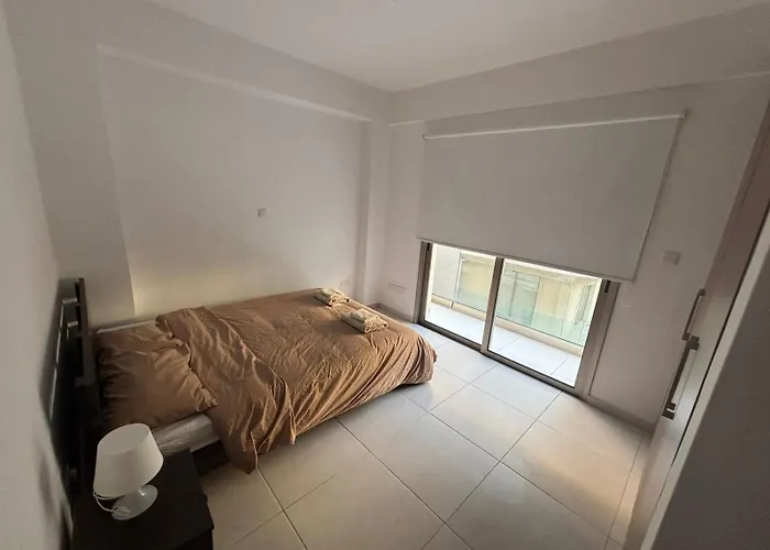 Large 2bd Near The Lägenhet