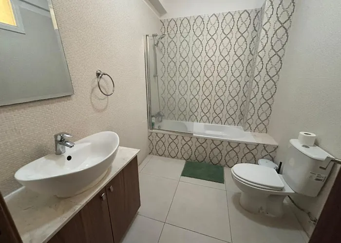 Large 2bd Near The Lägenhet Larnaca